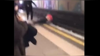 Изрображение 'ШУТОЧНАЯ ДРАКА В МЕТРО ЛОНДОНА ЕДВА НЕ ПРИВЕЛА К ТРАГЕДИИ (ВИДЕО)'