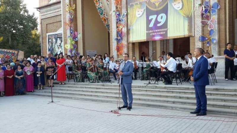 '​OZODBEK NAZARBEKOV MUQIMIY TEATRINING YaNGI MAVSUMI OChILIShIDA QATNAShDI'ning rasmi