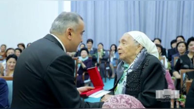 Изрображение 'ХОКИМ ТАШКЕНТА ВРУЧИЛ НАГРАДЫ 13-ТИ ЖЕНЩИНАМ (ВИДЕО)'