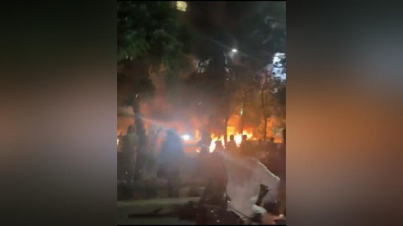 'Pokistonda Imron Xon tarafdorlari Bosh vazir qarorgohini yoqib yubordi 'ning rasmi