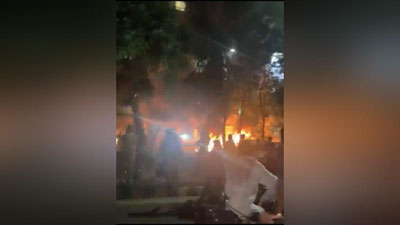 'Pokistonda Imron Xon tarafdorlari Bosh vazir qarorgohini yoqib yubordi 'ning rasmi