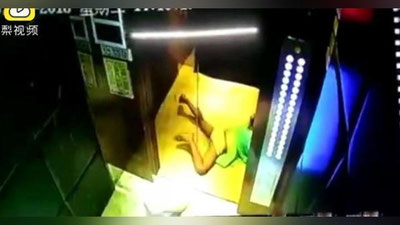 '“Arvoh” qizchani lift eshigiga urdi (Video)'ning rasmi