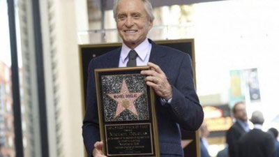 'Maykl Duglas o`z yulduzini qabul qildi 'ning rasmi