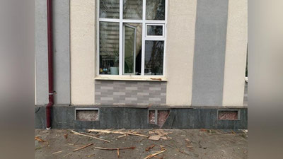 'Toshkentdagi 83-maktabda daraxtni yashin urishi sababli eshik va derazalarga shikast etdi'ning rasmi