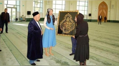 Изрображение 'ТАТЬЯНА КАРИМОВА ПЕРЕДАЛА МЕЧЕТИ "МИНОР" СВЯЩЕННУЮ РЕЛИКВИЮ, ПОДАРЕННУЮ ПЕРВОМУ ПРЕЗИДЕНТУ (ФОТО)'
