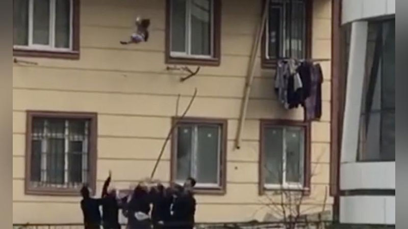 Изрображение 'В ТУРЦИИ ПРОХОЖИЕ ПОЙМАЛИ ВЫПАВШЕГО ИЗ ОКНА РЕБЕНКА (ВИДЕО)'