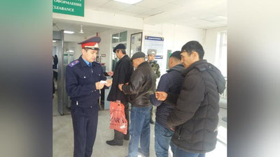 'FVV va DBQ chegaradan o`tayotgan fuqarolar o`rtasida tushuntirish ishlarini olib bormoqda'ning rasmi