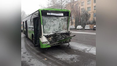 'Инкассатор автомобили автобус билан тўқнашди, жабрланганлар бор (фото)'ning rasmi