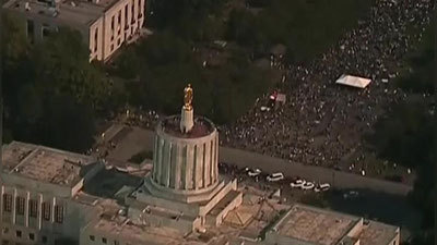 'АҚШДА ҚУЁШ ТУТИЛИШИНИ КУЗАТАЁТГАН ОДАМЛАРНИ АВТОМОБИЛЬ БОСИБ КЕТДИ'ning rasmi