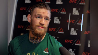 Изрображение 'В Макгрегора кинули бутылкой на встрече с блогерами в Москве (видео)'