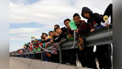 '​Trampga qarshi norozilik namoyishi o`tkazgan meksikaliklar odamlardan iborat tirik devorni yaratishdi (Video)'ning rasmi