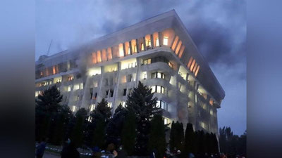 Изрображение 'Митингующие в Бишкеке освободили из СИЗО экс-президента Алмазбека Атамбаева'