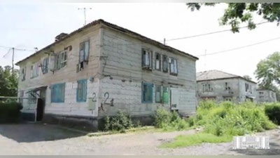 Изрображение 'ВИДЕО: ЖИТЕЛЕЙ ДЕРЕВЯННЫХ ДОМОВ В СЕРГЕЛИ ПЕРЕСЕЛЯЮТ В НОВОСТРОЙКИ'