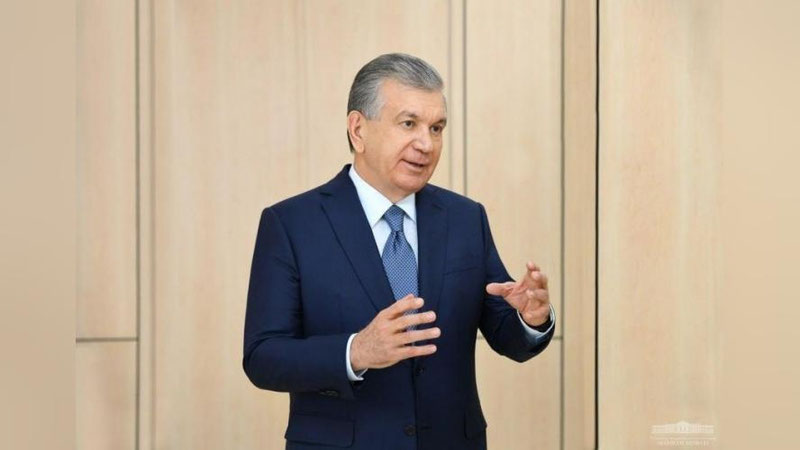 '“Бугун металлургия соҳаси истиқболларини сизлар билан бирга белгилаб олиш учун келдим”. Президент Бекобод шаҳрида металлурглар билан учрашмоқда'ning rasmi