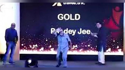 Изрображение 'БИЗНЕСМЕН ТАК ОБРАДОВАЛСЯ НАГРАДЕ, ЧТО УМЕР ПРЯМО НА СЦЕНЕ (ВИДЕО)'