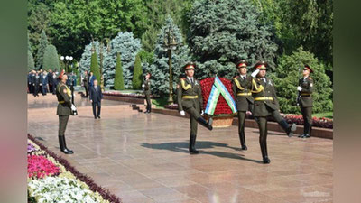 '​Shavkat Mirziyoev ajdodlar xotirasini yod etdi (foto)'ning rasmi