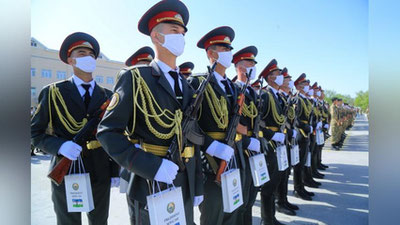 'Nukus: qasamyod qilgan yigitlarga Prezident sovg`asi va qo`mondon tabriknomasi topshirildi (foto)'ning rasmi