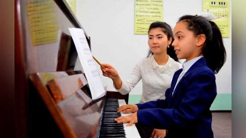 'O`zbekistondagi maktablarga cholg`u asboblari va sport jihozlari uchun 121,9 mlrd so`m ajratilgan'ning rasmi