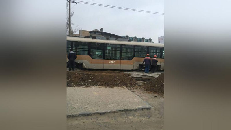 Изрображение 'В САМАРКАНДЕ УСТАНОВИЛИ НА РЕЛЬСЫ ПЕРВЫЕ ТРАМВАИ (ФОТО)'