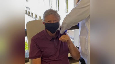 Изрображение 'Билл Гейтс привился от коронавируса'