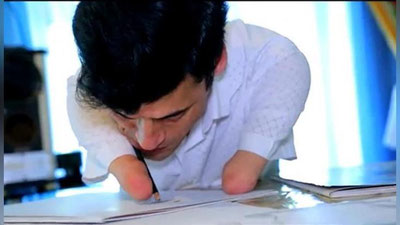 'Эксклюзив репортаж: фарғоналик қўлсиз йигит чизган суратлари билан ҳаммани ҳайратга солиб келмоқда (видео)'ning rasmi