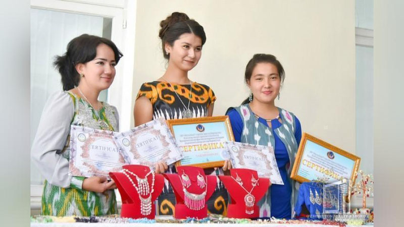 '8 hunarmand qizga imtiyozli kredit berildi'ning rasmi