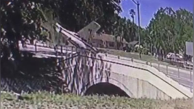 Изрображение 'ВИДЕО: ЖЕСТКАЯ ПОСАДКА САМОЛЕТА НА ДОРОГУ ВО ФЛОРИДЕ'