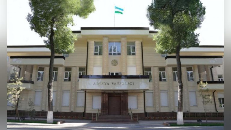 'Adliya vazirligi barcha tashkilotlardan hujjat loyihalarini o`zbek tilida muhokamaga qo`yishni so`radi'ning rasmi