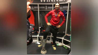 'Кун фотоси: Златан Европа Лигаси кубогига оёғини тиқиб олди 'ning rasmi