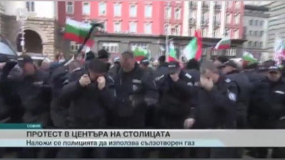 Изрображение 'НА МИТИНГЕ В БОЛГАРИИ ПОЛИЦЕЙСКИЕ РАЗОГНАЛИ САМИ СЕБЯ (ВИДЕО)'