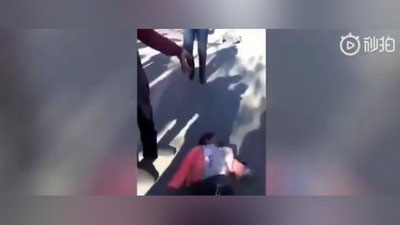 Изрображение 'В КИТАЕ АВТОМОБИЛЬ ВРЕЗАЛСЯ В ШКОЛЬНИКОВ: 5 ПОГИБЛИ, 18 ПОСТРАДАЛИ (ВИДЕО, 18+)'