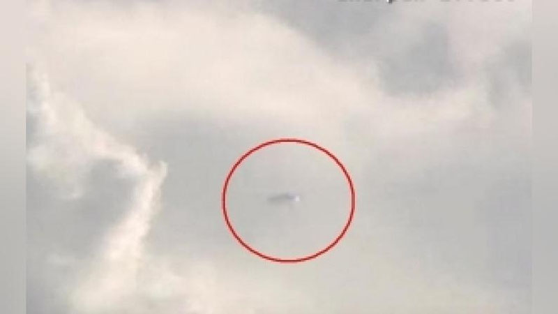 Изрображение 'В СЕТИ ПОЯВИЛОСЬ ВИДЕО ЛЕТАЮЩЕЙ ТАРЕЛКИ НАД ПАРИЖЕМ'