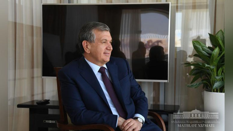 'ШАВКАТ МИРЗИЁЕВ ЖАҲОННИНГ ЎН НАФАР ЕТАКЧИСИ РЎЙХАТИДА'ning rasmi