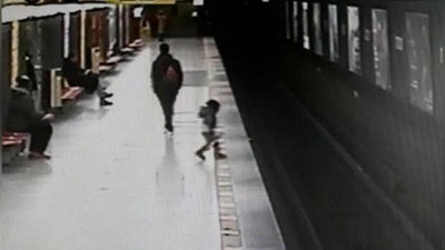 'Миланлик талаба йигит метро рельсига йиқилган болани қутқарди (Видео)'ning rasmi