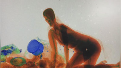 'Асабий аёл вокзалда сумкаси билан бирга буюмларни текширувчи рентгендан ўтди (Видео)'ning rasmi