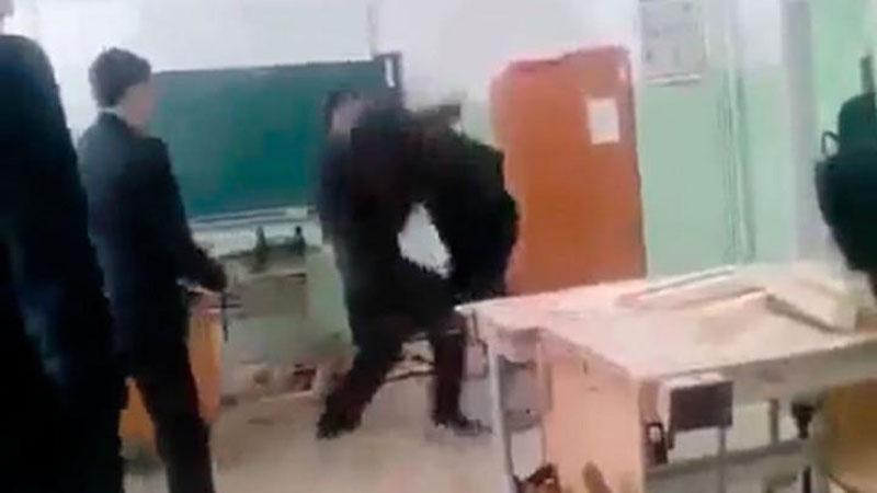 '​Tatarstonda o`qituvchi dars paytida o`quvchilar bilan mushtlashdi (Video)'ning rasmi