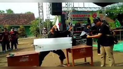 'Музни  ёрмоқчи бўлган каратечи қўлини синдириб олди (Видео)'ning rasmi