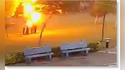 Изрображение 'В Индии от удара молнии 1 человек погиб, 3 пострадали: жуткий момент попал на видео'