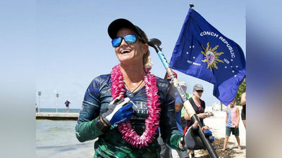 'Amerikalik ayol Kuba va AQShni ajratib turuvchi ko`rfazni syorfing taxtasida suzib o`tdi (Video)'ning rasmi