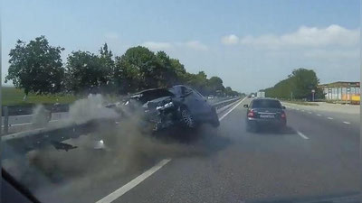 'Xavfsizlik kamarini taqmagan qiz mashinadan uchib chiqib ketdi (Video)'ning rasmi