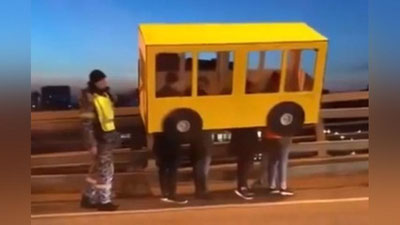 Изрображение 'ЧЕТВЕРО ЖИТЕЛЕЙ ВЛАДИВОСТОКА ПРИТВОРИЛИСЬ АВТОБУСОМ, ЧТОБЫ ПЕРЕСЕЧЬ МОСТ (ВИДЕО)'
