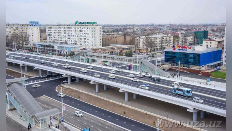 'Shavkat Mirziyoev Bunyodkor va Muqimiy ko`chalari kesishgan chorrahada ikki oyda qurib bitkazilgan ko`prikni borib ko`rdi 'ning rasmi