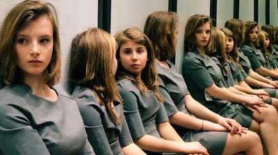 Изрображение 'Попытка посчитать девочек на фотографии взорвала интернет. Попробуйте и вы'