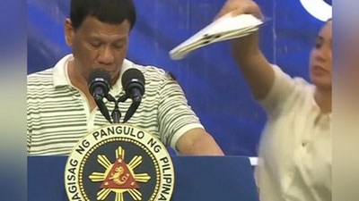 'Filippin prezidentining elkasiga katta suvarak chiqib oldi (Video)'ning rasmi