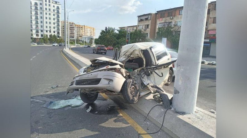 Изрображение 'В Ташкенте 19-летний парень за рулем "Матиза" врезался в бетонный столб посреди дороги'