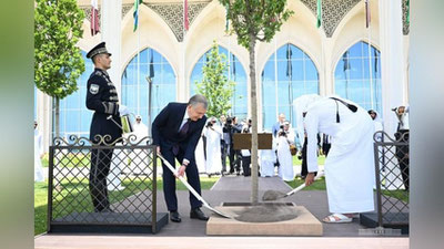'Shavkat Mirziyoev va Qatar Amiri birgalikda daraxt ekdilar'ning rasmi