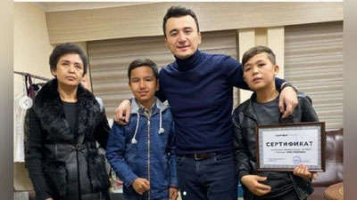 'Ulug`bek Rahmatullaev arava tortib onasiga yordam berib yurgan maktab o`quvchisini Misrga yubormoqchi'ning rasmi