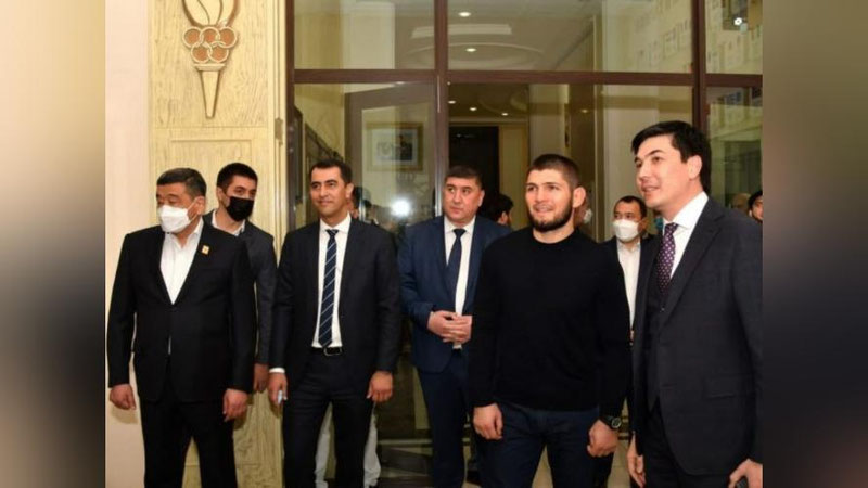 'Афсонавий жангчи Ҳабиб Нурмагомедов иштирокидаги матбуот анжумани қандай ўтди?'ning rasmi