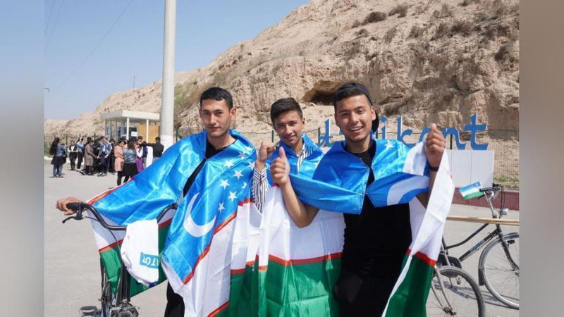 'Namanganlik Yoshlar velosipedda O`zbekiston bo`ylab sayohatni boshladilar(foto)'ning rasmi