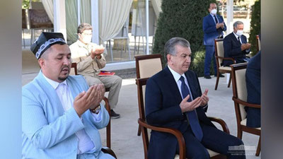 'Shavkat Mirziyoev Samarqand viloyatiga safari chog`ida Imom Buxoriy maqbarasini ziyorat qildi'ning rasmi